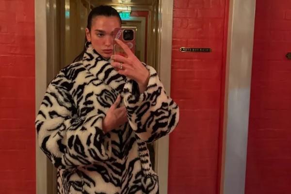 Selfie Perlihatkan Cincin Berlian, Dua Lipa Digosipkan Tunangan dengan Aktor Callum Turner