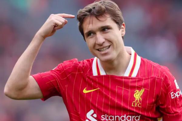 Penyerang Liverpool, Federico Chiesa, tak luput dari kemarahan penggemar ketika The Reds tersingkir dari Liga Champions pasca kalah dalam drama adu penalti melawan Paris Saint-Germain (PSG).