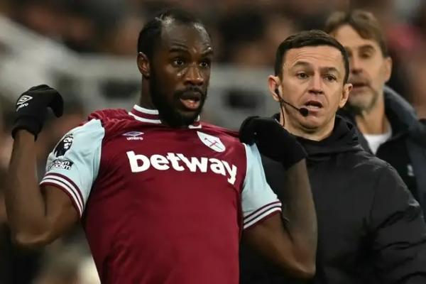 Penyerang West Ham, Michail Antonio, berjanji akan kembali merumput pasca pulih.