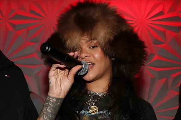 Karaoke dengan Hitsnya `Needed Me`, Vokal Rihanna Dikecam Penggemar