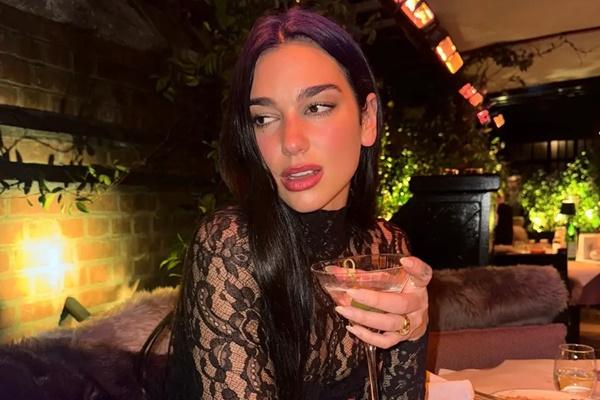 Gosip Pertunangan Dua Lipa dengan Callum Turner Kian Santer, Ini Buktinya