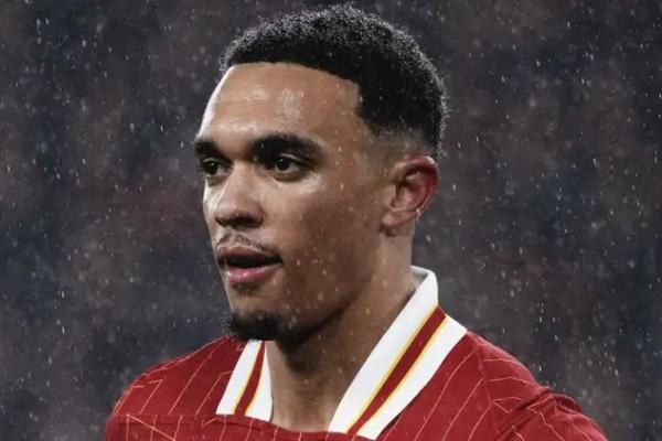 Slot Buka Suara Soal Penampilan Buruk Alexander-Arnold kontra MU