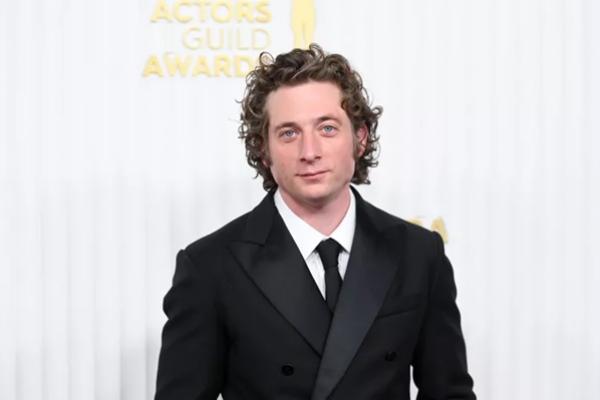 Jeremy Allen White Dinobatkan sebagai Aktor Terbaik Film Musikal/Komedi di Golden Globes 2025