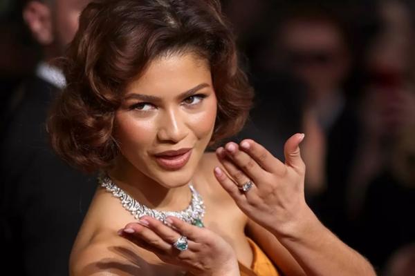 Pamer Cincin Berlian di Golden Globes 2025, Zendaya dan Tom Holland Resmi Bertunangan!