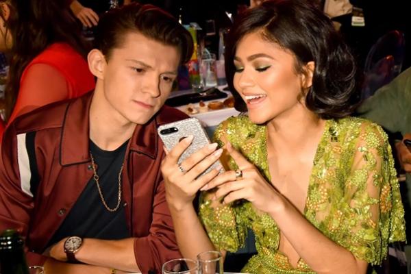 Tom Holland Berhasil Mengejutkan Zendaya dengan Lamaran Mendadak