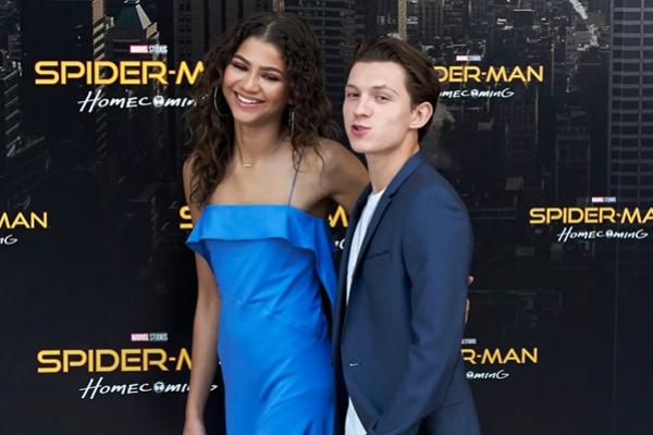 So Sweet! Zendaya dan Tom Holland Bikin Tato Inisial Nama Pasangan