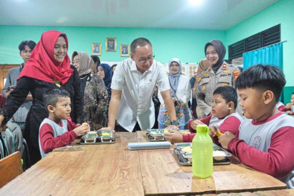 Waka MPR Eddy Soeparno Tinjau Pelaksanaan Program Makan Bergizi Gratis Di Kota Bogor