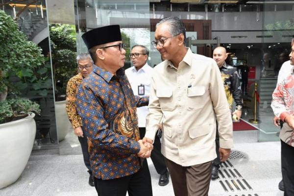 Bersama Menteri PU, Mendes Yandri Bakal Tuntaskan Jalan Rusak di Desa