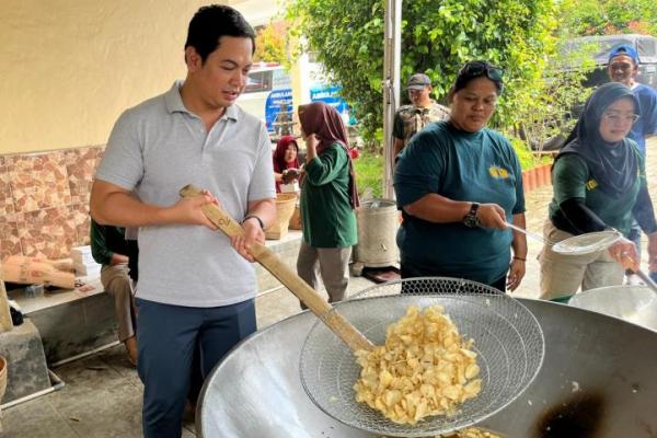 Seru! Anggota DPR Tommy Kurniawan Ikut Goreng Keripik Singkong dengan Para Ibu di Kabupaten Bogor