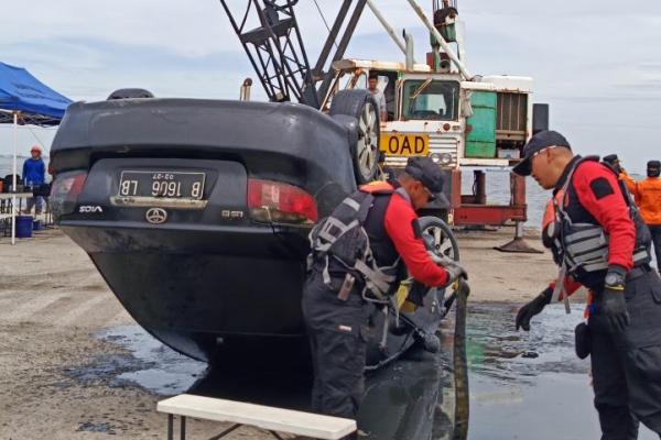 Tim Gabungan Evakuasi Mobil Purnawirawan TNI Nyebur di Laut Marunda