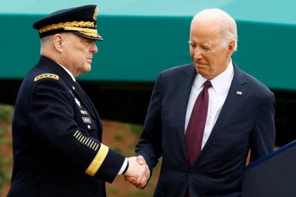 Puji Para Pegawai Negeri, Biden Beri Pengampunan Keluarga dan Musuh Trump