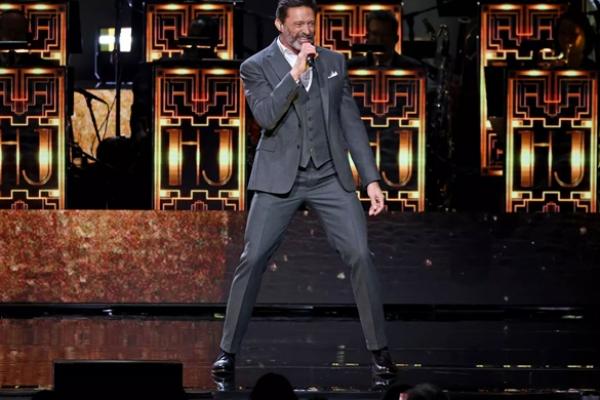 Hugh Jackman Gelar Konser Musik, Ryan Reynolds Hadir Tanpa Didampingi Blake Lively