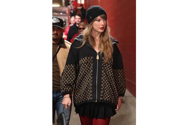 Kepala hingga Ujung Kaki, Taylor Swift Pakai Brand Mewah Louis Vuitton Nonton Pertandingan Travis Kelce