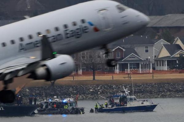 Usai Tabrakan Pesawat, Helikopter Dilarang Dekati Bandara Washington