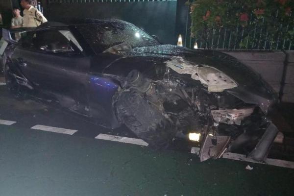 Mobil Sport Tabrak Tiang Lampu Hingga Ambruk Timpa Pemotor 