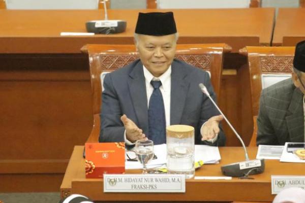 Raker dengan Menag dan BPH, HNW Ingatkan Agar Tidak Kurangi Kualitas Layanan haji Sekalipun Ada Pemotongan Anggaran