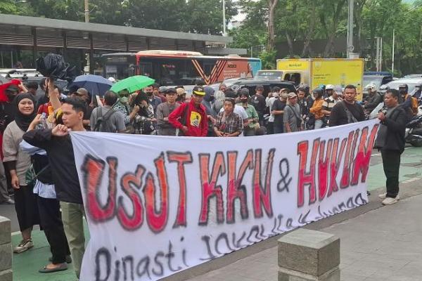 Geruduk Polda Metro, Aliansi Rakyat Menggugat Minta Jokowi dan Kroni Diadili