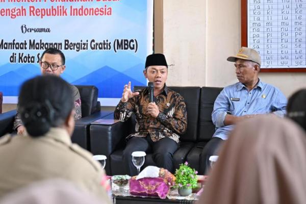 Wakil Menteri Pendidikan Dasar dan Menengah (Wamendikdasmen) Fajar Rizal Ul Haq meninjau pelaksanaan program Makan Bergizi Gratis (MBG) di Kota Sorong, Papua Barat, pada Sabtu (8/2) kemarin.