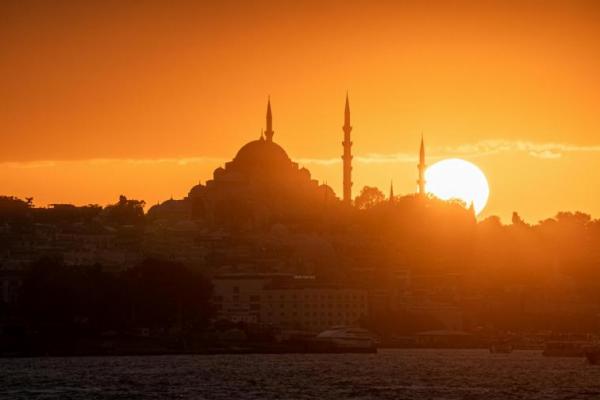 Malam Lailatul Qadar merupakan malam istimewa dalam bulan Ramadan. Malam yang diyakini lebih baik dari seribu bulan ini selalu dinantikan oleh umat Islam karena penuh berkah dan ampunan di dalamnya