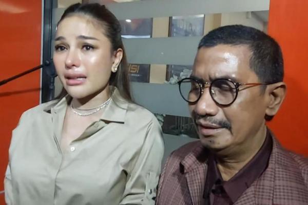 Nikita Mirzani menangis haru saat Vadel Badjideh dinyatakan sebagai tersangka kasus pencabulan dan aborsi