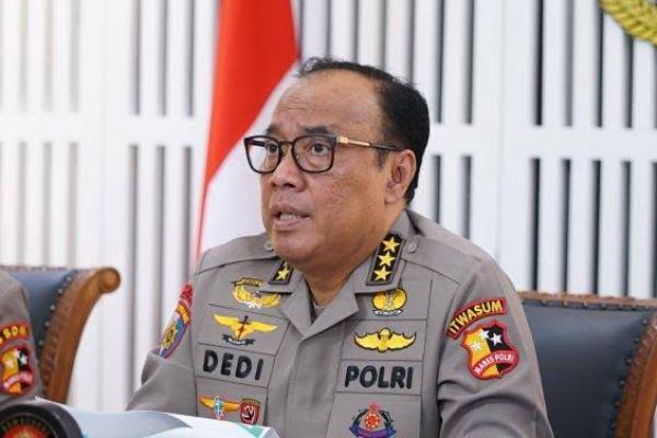 Tolong sampaikan kepada masyarakat, masuk polisi gratis. Kalau masih ada masyarakat yang dibujuk, dirayu masuk polisi bayar, tolong ingatkan kepada masyarakat untuk jangan percaya.