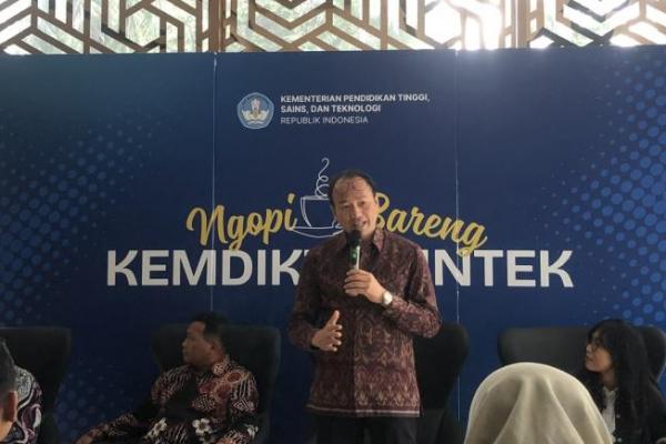 Kementerian Pendidikan Tinggi Sains dan Teknologi (Kemdiktisaintek) menyayangkan banyak anak muda yang kurang meminati dunia sains.