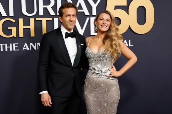 Tampil di Karpet Merah, Kehadiran Ryan Reynolds dan Blake Lively Disindir Komedian SNL 50