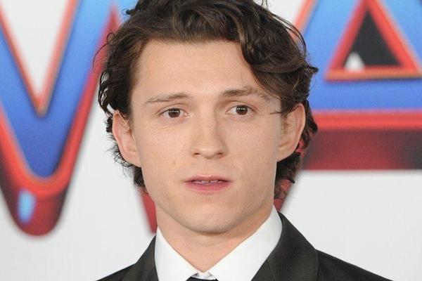 Cek Produknya di Supermarket, Tom Holland Dilarang Beli Bir Non-Alkohol Miliknya Sendiri