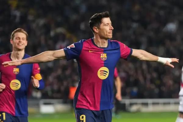 Cetak Gol ke Gawang Atletico, Lewandowksi Samai Torehan Messi