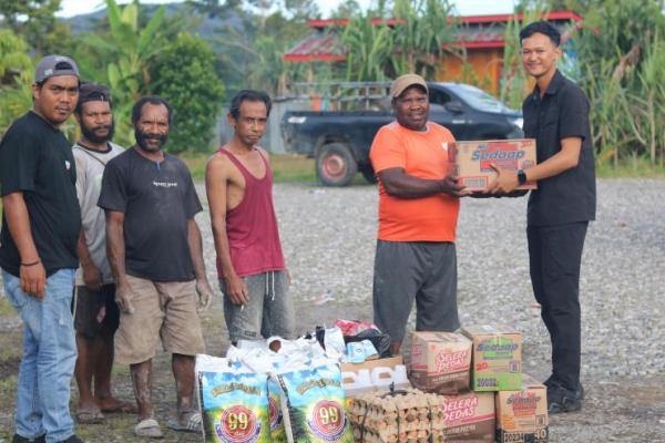 Personel Operasi Damai Cartenz 2025 Salurkan Bantuan Sembako di Yalimo