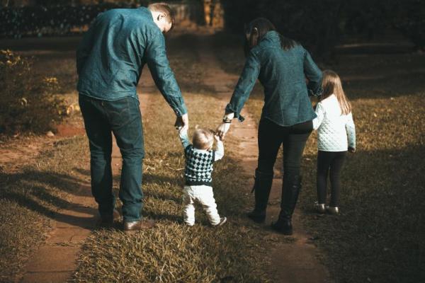 Menurut Penelitian Terbaru, Mengasuh Anak Bisa Bikin Otak Awet Muda