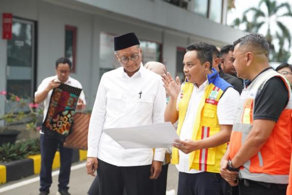 Pemerintah berkomitmen untuk melanjutkan proses pembangunan tanggul laut raksasa (giant sea wall) di pesisir utara Jawa. Hal ini ditegaskan oleh Menteri Pekerjaan Umum (PU) Dody Hanggodo.