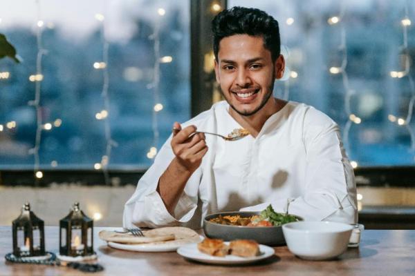 Setelah seharian berpuasa, banyak orang cenderung menginginkan makanan manis atau berlemak saat berbuka. Namun, bagi penderita hipertensi atau tekanan darah tinggi, mengonsumsi makanan tersebut justru bisa memperburuk kondisi tekanan darah.