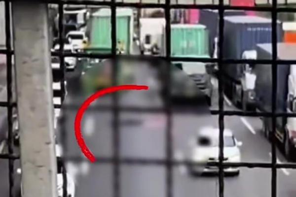 Jasad Pria di Jalan Tol Jakarta Cikampek Diduga Korban Tabrak Lari