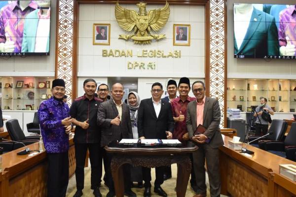 Kami meminta izin kepada anggota untuk menutup rapat ini terlebih dahulu dan setelah itu penandatanganan 10 RUU tentang kabupaten/kota bersama pengusul RUU pimpinan komisi II yang merupakan bagian tidak terpisahkan dari agenda rapat hari ini.