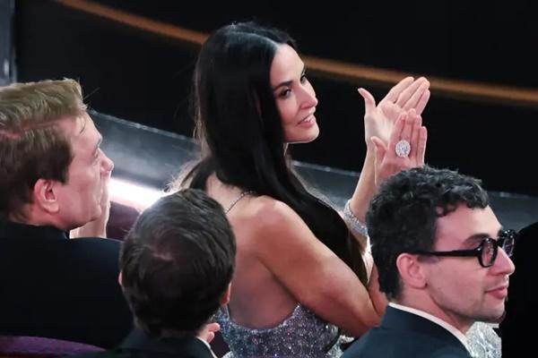 Dijagokan sebagai Pemenang Aktris Terbaik Oscar 2025, Ini Perasaan Demi Moore Kalah dari Mikey Madison