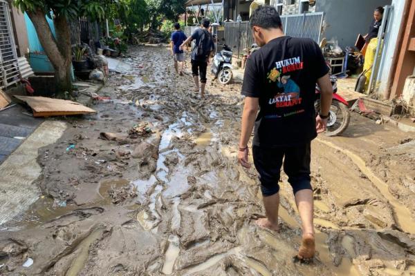 Warga Vila Nusa Indah Bekasi Berjibaku Bersihkan Lumpur Sisa Banjir