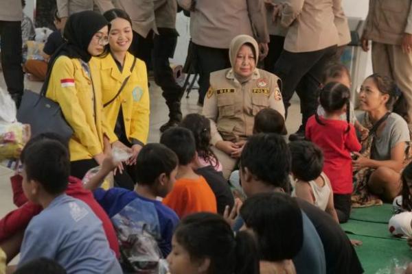 Mahasiswa dan Polri Beri Trauma Healing ke Korban Banjir di Ciliwung