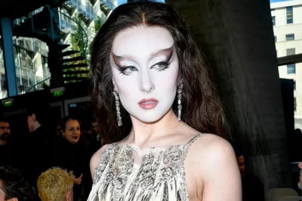 Chappel Roan Gembira Bisa Debut Paris Fashion Week Pakai Gaun Cantik Rabanne