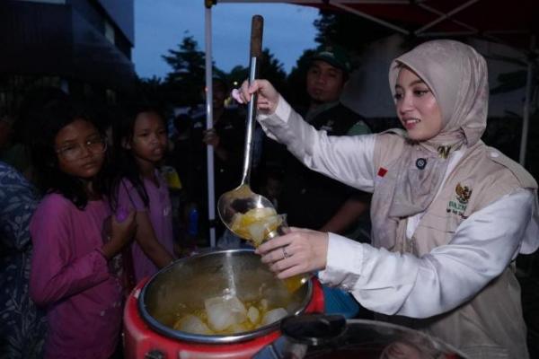 Nabila Ayu Terjun Langsung Bantu Korban Banjir Pengadegan