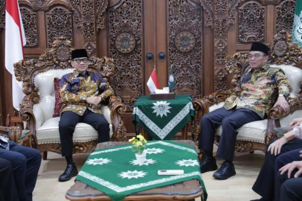 Menteri Desa dan Pembangunan Daerah Tertinggal (Mendes PDT) Yandri Susanto mengatakan pihaknya akan melakukan kolaborasi dengan Pimpinan Pusat (PP) Muhammadiyah terkait dengan penguatan ekonomi dan penguatan dakwah di desa-desa