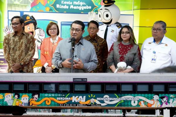 Menekraf, Teuku Riefky Harsya bersama Direktur Utama PT Kereta Api Indonesia (KAI), Didiek Hartantyo luncurkan branding tematik Karakter Komik Lokal pada stasiun dan gerbong kereta secara serentak.