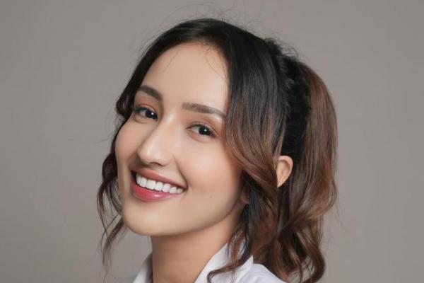 Untuk mengontrol asupan nutrisi, dr. Nadia menyarankan untuk membagi piring menjadi tiga bagian: sepertiga untuk karbohidrat, dan sisanya diisi dengan protein serta sayuran.