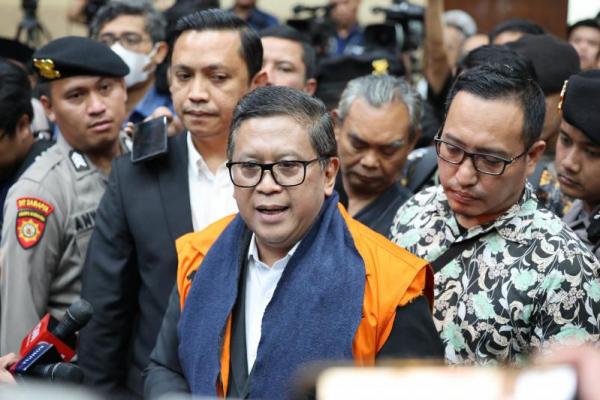 Rekan Sekjen PDIP Hadir di Sidang Perdana, Pakai Kaus Hasto Tahanan Politik