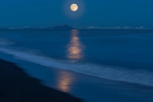 Bulan purnama Maret atau worm moon, gerhana bulan, serta fenomena astronomi lainnya sering kali menjadi topik pembicaraan yang menarik, tak hanya karena keindahan langit malamnya, tetapi juga karena dampaknya terhadap kondisi bumi, terutama terkait dengan pasang surut air laut