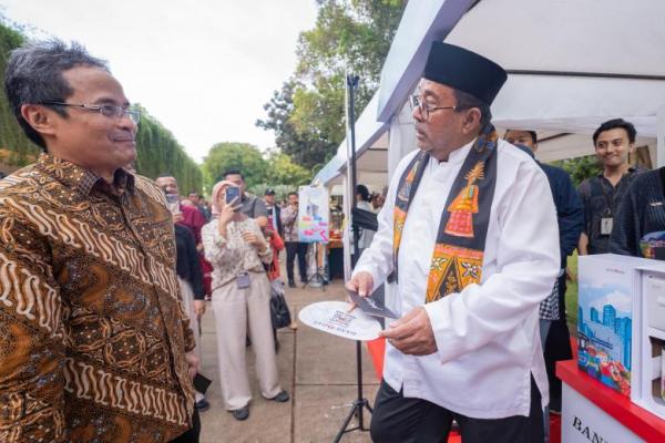 Rano Karno Rasakan Kemudahan Transaksi Non Tunai Pasar Kreatif Ramadan di Jakarta 