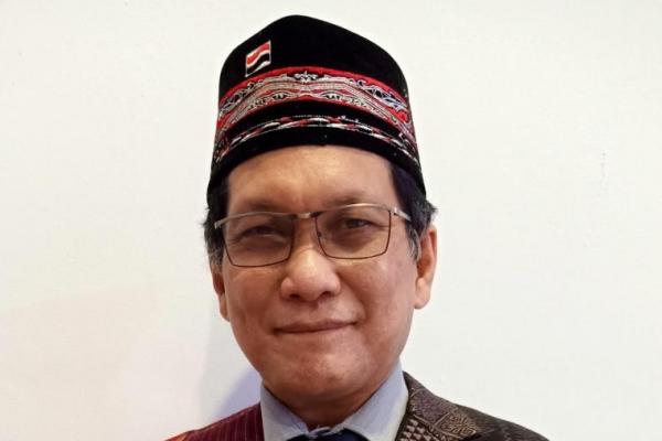 Guru Besar Hukum Pidana UKI Prof DR Mompang, menilai polemik oknum Tenaga Pendamping Profesional (TPP) yang tidak mundur saat menjadi Calon Anggota Legislatif pada Pemilu tahun 2024 dapat dilihat dari perspektif hukum tata negara dan dari aspek hukum pidana.