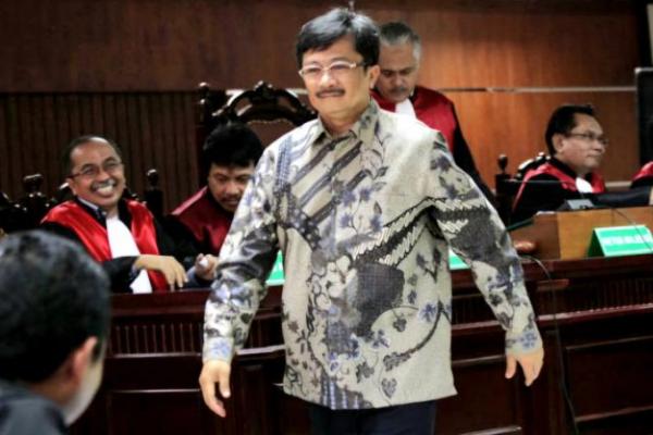 Masyarakat Anti Korupsi Indonesia (MAKI), bersama LP3HI dan ARUKKI, menggugat praperadilan terhadap Komisi Pemberantasan Korupsi (KPK) terkait lambannya penanganan kasus rasuah di SKK Migas dan PT Pertamina Energy Trading Limited (Petral)