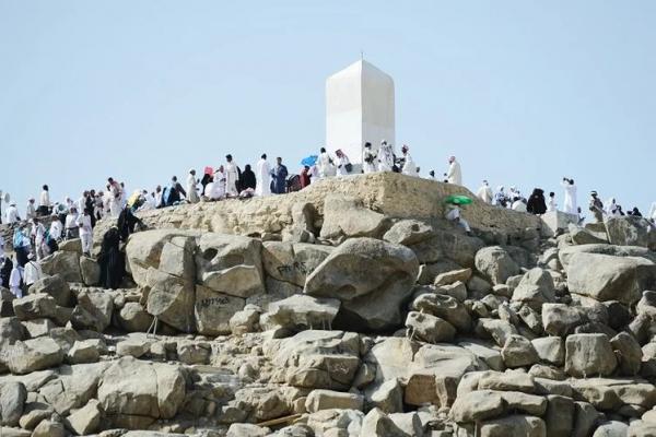 Jabal Rahmah atau bukit cinta dan kasih sayang, yang terletak di kawasan Arafah, Makkah, menjadi tempat yang sakral bagi umat Islam, serta  menyimpan kisah sejarah yang cukup fenomenal