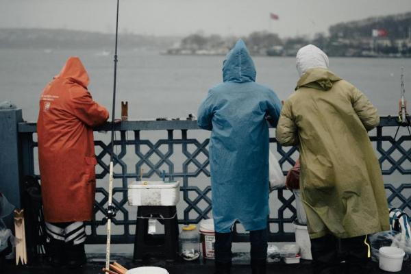 Ternyata, hujan memberikan banyak keuntungan bagi pemancing, mulai dari suhu air yang lebih sejuk, kadar oksigen yang lebih tinggi, yang membuat ikan lebih aktif hingga mengaburkan pandangan ikan dan mudah dipancing